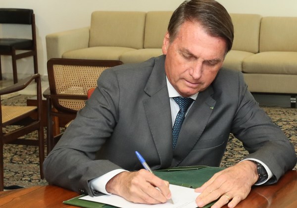 Com decreto, Bolsonaro cria novo nível de promoção na Força Aérea Brasileira
