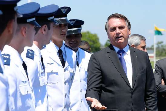 Bolsonaro concede indulto natalino a policiais e militares