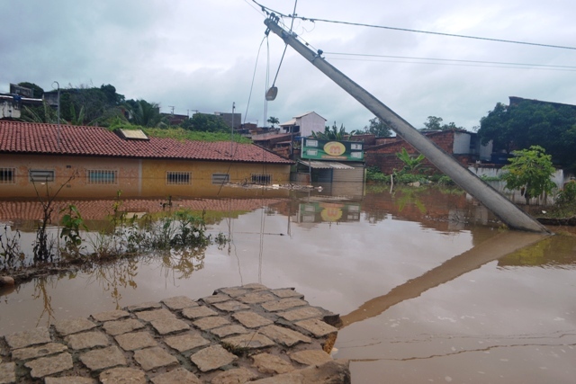 Itapetinga: Rio Catolé Sobe E Inunda Casas, Lojas e Central de Abastecimento