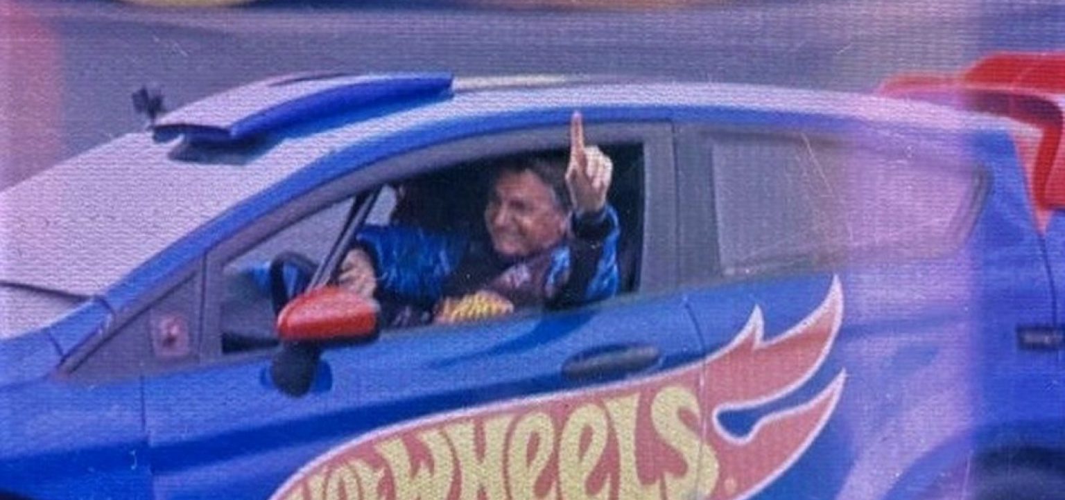 Ainda de férias, Bolsonaro visita parque temático em Santa Catarina