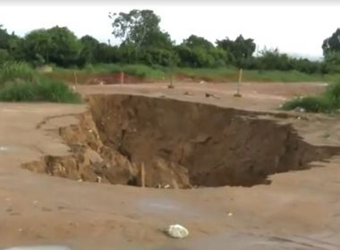 Cratera de 6m de profundidade é aberta após fortes chuvas em Vitória da Conquista