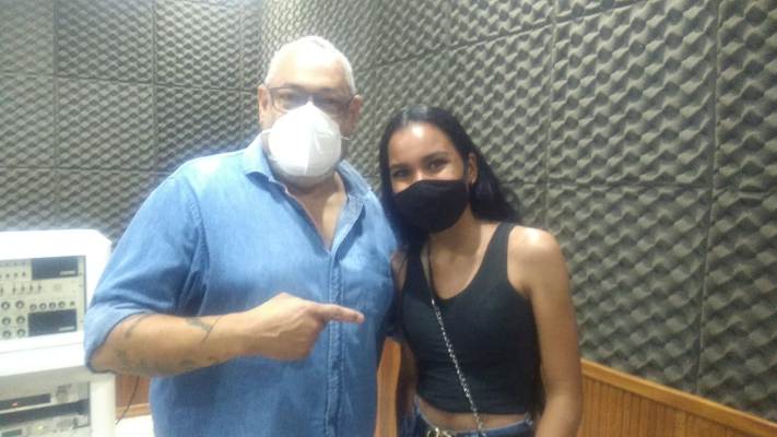 depois de desfilar no ‘FASHION DAY’ em São Paulo Sílvia Barreto concede entrevista em rádios da cidade de Itapetinga