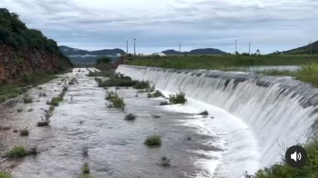 Barragem de Ceraíma sangra, em Guanambi, e água pode atingir bairros da cidade