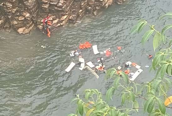 Queda de rocha atinge barcos em MG e deixa mortos