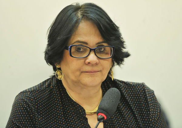Ministra Damares Alves testa positivo para covid-19