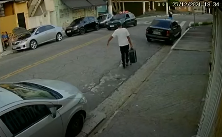 Pedreiro mata mulher durante ceia, coloca corpo em mala e foge para BA