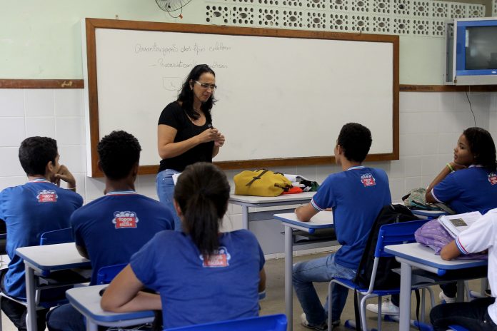 Aluno pobre deve receber R$ 167 por mês, e poupança de R$ 3 mil, estuda governo