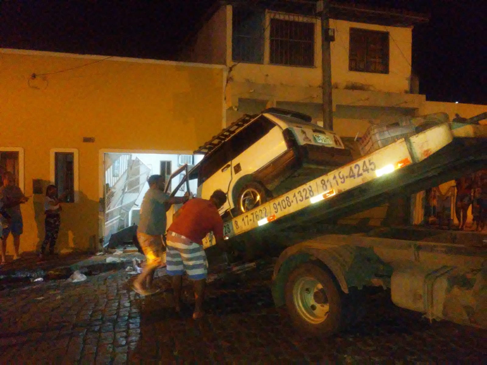 Carro invade residência na Rua Olímpio Vieira no centro de Itapetinga