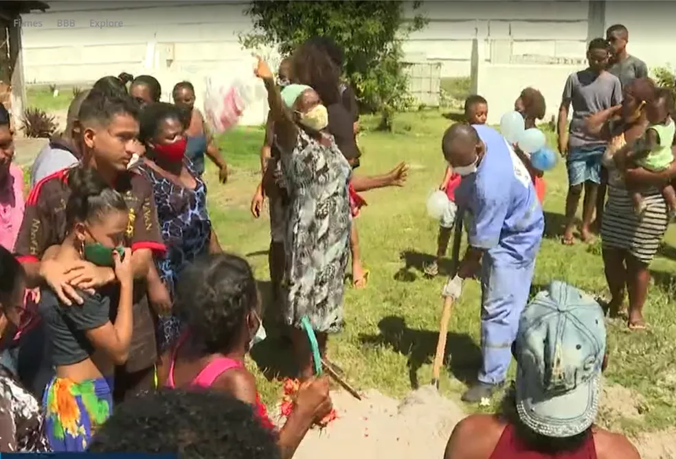 Menino de 2 anos que morreu após ser espancado é enterrado na BA; mãe precisou de escolta policial após ameaça em cemitério