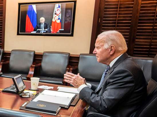 Biden diz a Putin que Rússia “pagará caro” se invadir Ucrânia