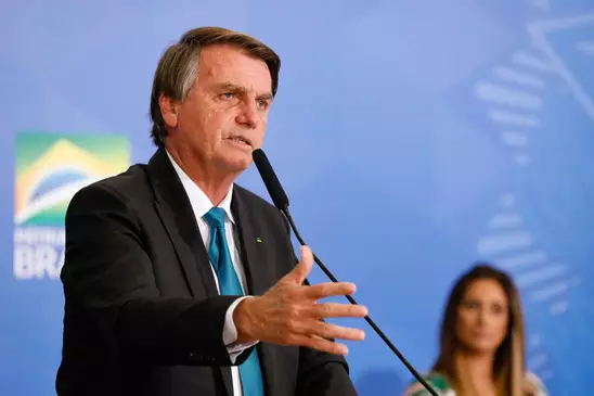 Bolsonaro diz que Queiroga vai decretar fim da pandemia em abril