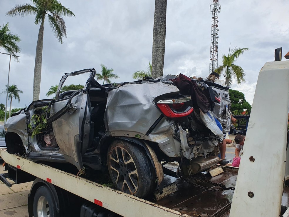 Quatro pessoas morrem após carro sair da pista e cair em ribanceira próximo a Nova Viçosa