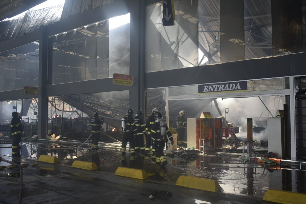 Tristeza em Conquista: Veja como ficou o Atacadão após o incêndio