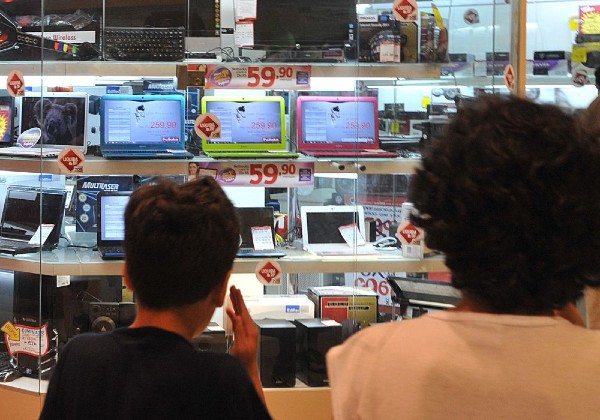 Vendas do comércio físico caíram 1,5% em março, afirma Serasa Experian