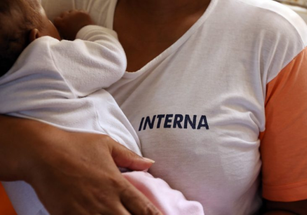 Entra em vigor lei que assegura tratamento humanitário a presa gestante ou puérpera