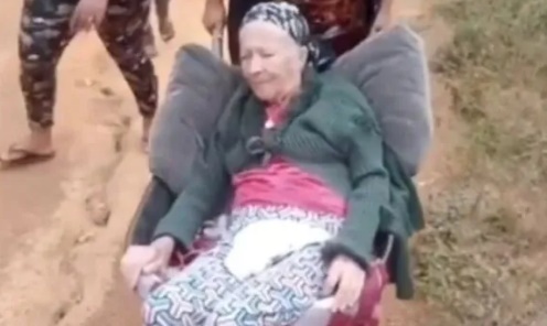 Vitória da Conquista: Idosa é carregada em carrinho de mão para tratamento médico