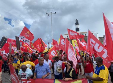 Sindicalistas, militantes e apoiadores de Lula comemoram 1° de Maio no Farol da Barra