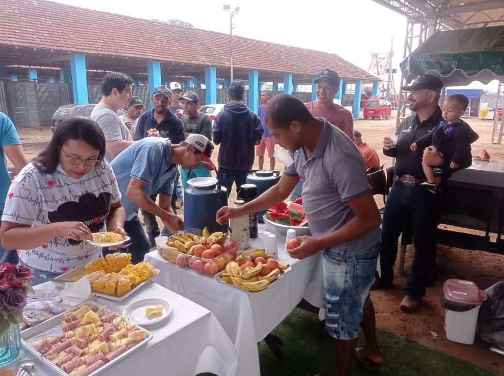 Itapetinga: Prefeitura oferece café da manhã para trabalhadores da Exposição Agropecuária