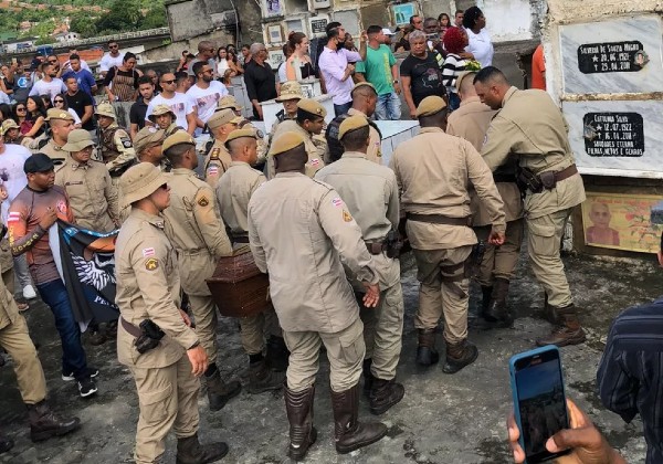 Terceiro PM morto no fim de semana em Salvador é enterrado em Ubaitaba