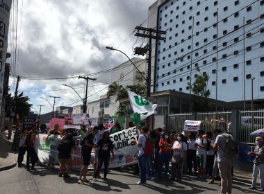 Estudantes e servidores do IFBA realizam protesto contra bloqueio de verbas na educação