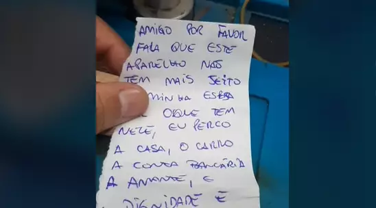 Marido infiel deixa celular no conserto com bilhete escondido: “Me ajuda”