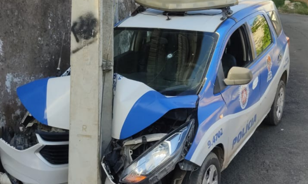 Viatura da PM bate em poste durante ataque a tiros em Salvador