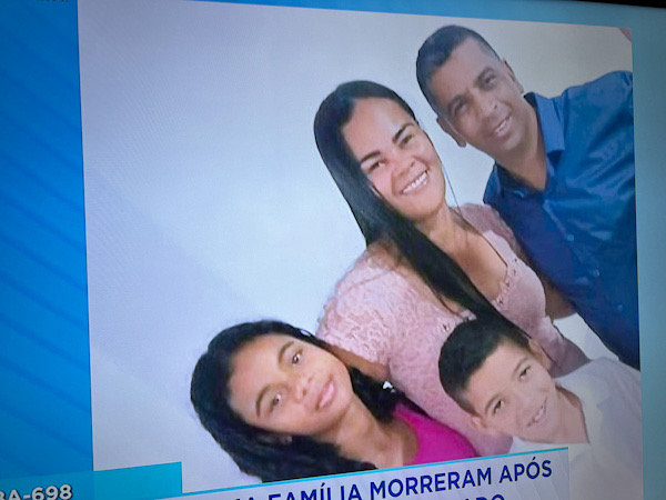 Quatro pessoas da mesma família morreram em uma colisão entre um carro de passeio e um ônibus