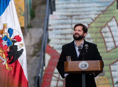 Chile repudia falas de Bolsonaro sobre Boric e convoca embaixador do Brasil