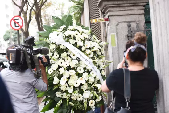 Amigos e familiares se despedem de Jô Soares em São Paulo