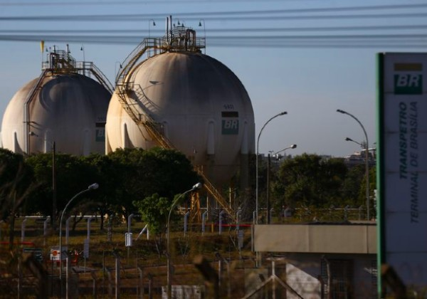 Petrobras anuncia redução de 6,4% no preço do asfalto