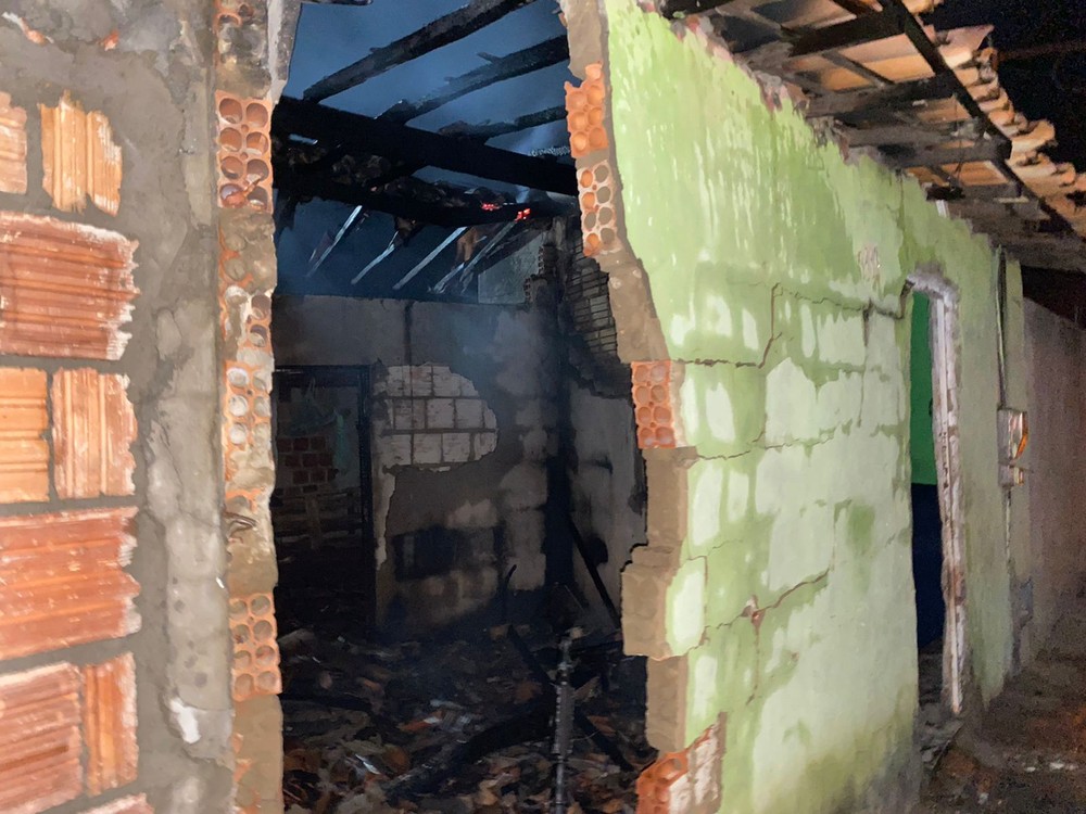 Criança de 9 anos morre após incêndio na casa onde morava no oeste da Bahia