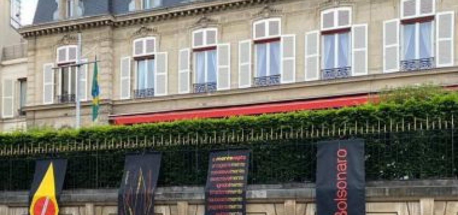 Embaixada brasileira em Paris amanhece com protesto contra Bolsonaro