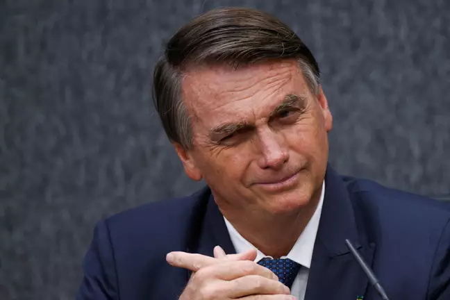 Bolsonaro ironiza em entrevista: “Tu é meio escurinho. Ah, isso é crime”