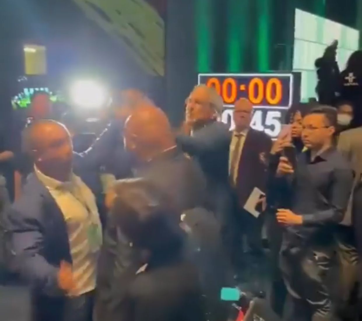 Diretor de jornalismo da TV Cultura arranca celular da mão de deputado que atacou jornalista Vera Magalhães