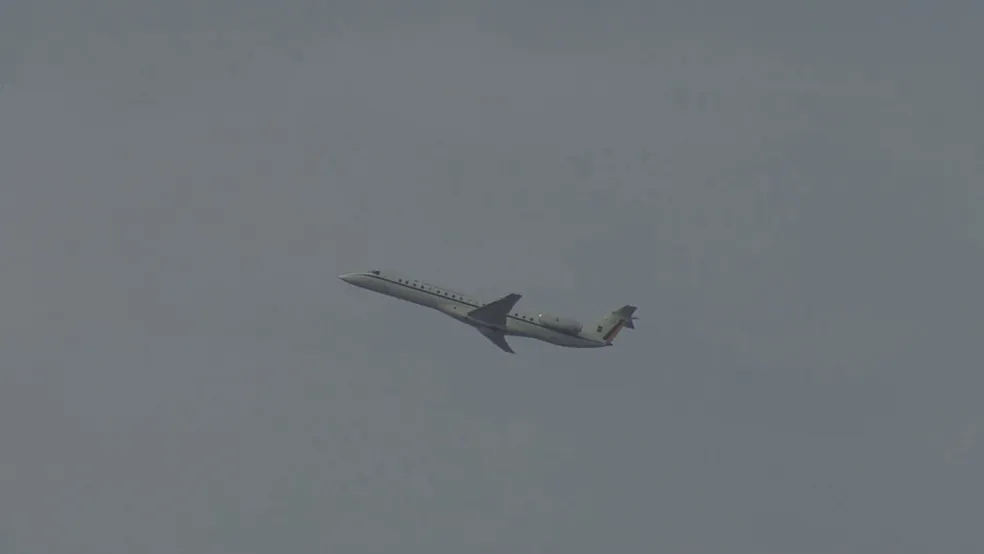 Avião que levava o presidente Jair Bolsonaro arremete no Aeroporto da Pampulha, em BH