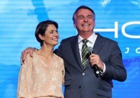 ‘Ele tem mania de falar ‘se pintar um clima’’, diz Michelle Bolsonaro