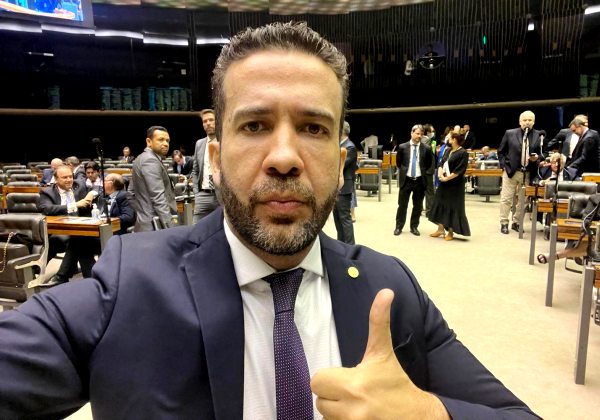 TSE manda excluir postagens de Janones contra Bolsonaro