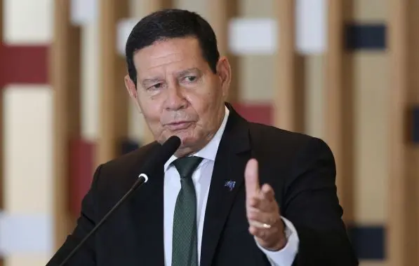Mourão defende que Bolsonaro passe a faixa: ‘É uma questão institucional’