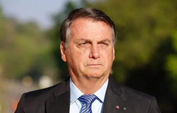 Bolsonaro fica em silêncio diante de militares no primeiro evento público após derrota