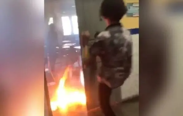 Aluno toca fogo em sala de aula com colegas e professor dentro no RJ