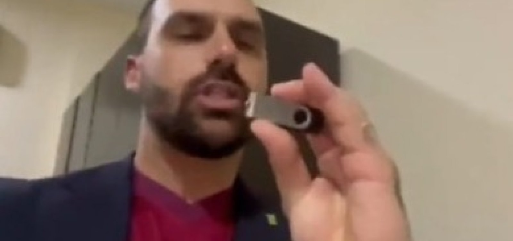 Eduardo Bolsonaro diz que foi ao Catar para entregar pen drives e vira piada na internet