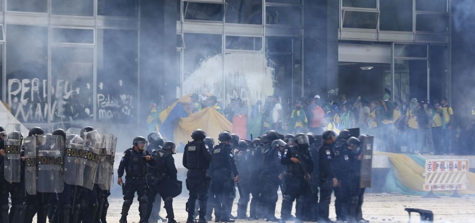 Ministério Público do DF inicia apuração sobre postura adotada por policiais diante de atos extremistas