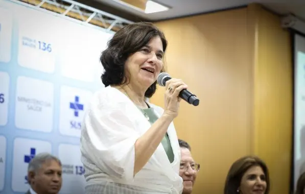 Ministra da Saúde diz que portaria revogada sobre aborto não muda lei