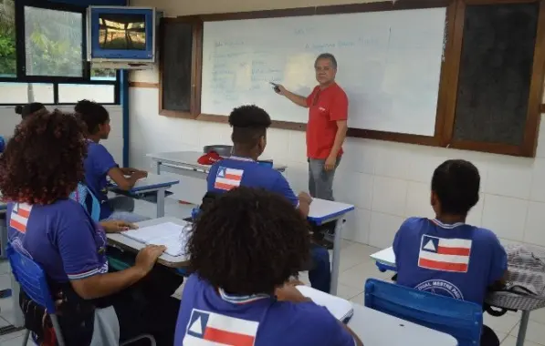 Prefeitos baianos alegam falta de recursos e não devem bancar reajuste de 15% do piso de professores