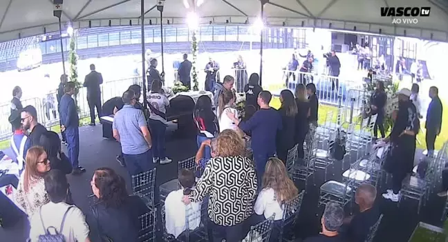 Velório de Roberto Dinamite começa com filas no estádio do Vasco