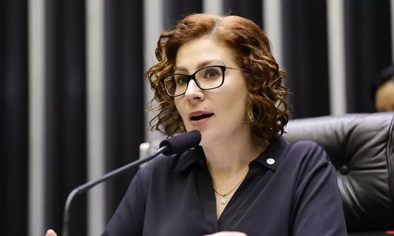 Carla Zambelli afirma que vai se entregar à Justiça italiana após inclusão na lista da Interpol