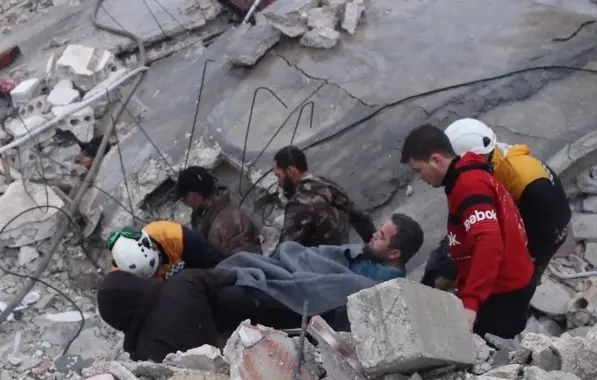 Tremor de magnitude 6,3 atinge Turquia e Síria duas semanas após terremoto