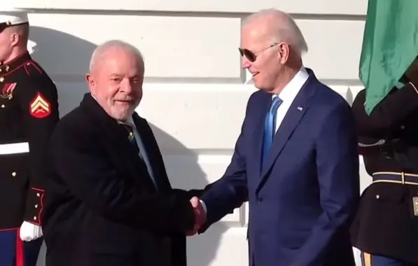 Lula se encontra com Biden na Casa Branca e o agradece pela defesa da democracia