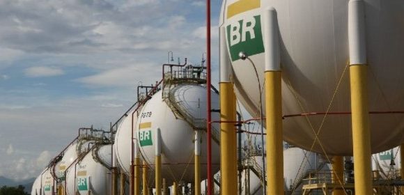 Petrobras bate recorde de produção de gasolina e diesel S10 em junho;  Segundo a empresa, foram produzidos 2,01 bilhões de litros de gasolina