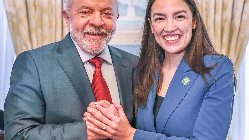Lula se encontra com deputada americana que pediu expulsão de Bolsonaro dos EUA